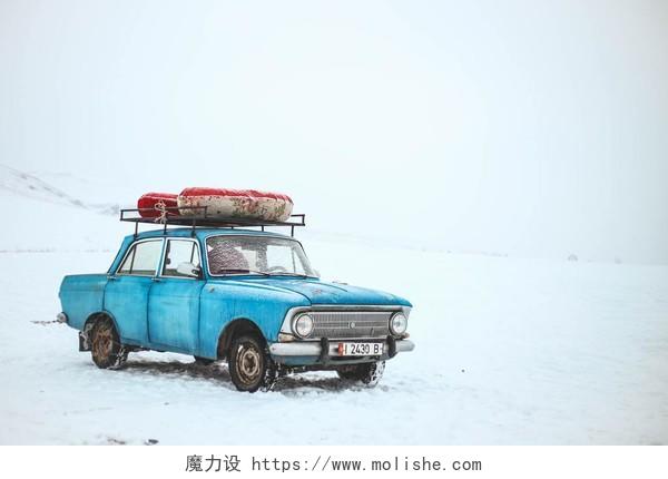 冬季雪景汽车风景背景图片